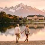 Pareja disfrutando una luna de miel en la Patagonia Argentina y Chile junto al lago Nahuel Huapi al atardecer