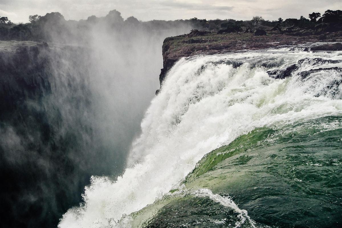 Cataratas Victoria con la bruma del agua al caer, en Victoria Falls