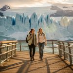 Pareja de turistas ante el glaciar Perito Moreno al organizar un viaje a Argentina